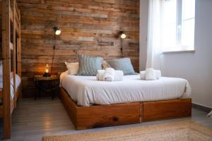Postel nebo postele na pokoji v ubytování Alex Surf Hostel