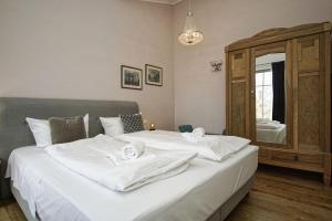 Un pat sau paturi într-o cameră la moderne Ferienwohnung mit eigener Sauna und Balkon - Villa Pauline FeWo 07