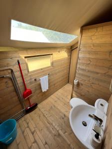 uma casa de banho com um WC e um lavatório em Glamping Camping Rivabella em Lecco