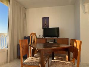 een eetkamer met een tafel en een televisie bij Gestión Inmobiliaria Carmona Rent in Benidorm +23 foto's