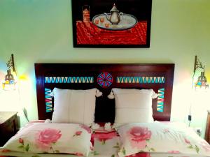 Riad Sesame tesisinde bir odada yatak veya yataklar