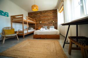 Postel nebo postele na pokoji v ubytování Alex Surf Hostel