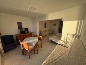 een slaapkamer met een bed, een tafel en stoelen bij Gestión Inmobiliaria Carmona Rent in Benidorm