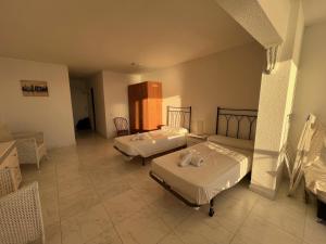 een ziekenhuiskamer met 2 bedden en een bank bij Gestión Inmobiliaria Carmona Rent in Benidorm