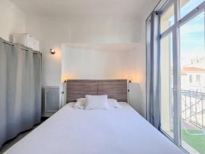 Ένα ή περισσότερα κρεβάτια σε δωμάτιο στο Cannes - Charming central apartment with balcony