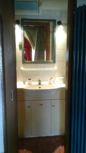 都靈的住宿－曼沙爾達阿雷爾公寓，一间带水槽和镜子的浴室