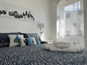 Un dormitorio blanco con una cama grande con almohadas. en LE CINQUE VELE ***** Cinque Terre, en Monterosso al Mare 140 fotos más