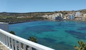 balcone con vista sulla spiaggia. di Blue Harbour Seafront Penthouse with large terrace with panoramic sea views - by Getawaysmalta a San Pawl il-Baħar