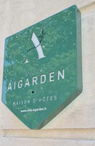 um sinal para uma villa num edifício em Villa Aigarden maison d'hôtes em Avignon