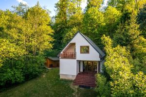 ein kleines Haus im Wald mit einer Terrasse in der Unterkunft Blisko i nad Soline i w góry! in Polana