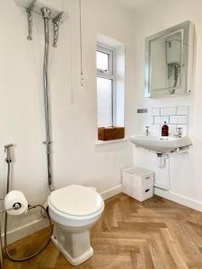 A bathroom at Pass the Keys 3 Bedroom home within walking distance of town
