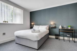 リバプールにあるWoolton Rd Flat Near John Lennon Airport, Free Parking & Wifi - Pass the Keysの大きなベッドと窓のある寝室