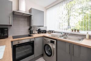 リバプールにあるWoolton Rd Flat Near John Lennon Airport, Free Parking & Wifi - Pass the Keysのキッチン(洗濯機、シンク付)