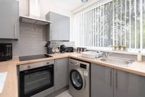 リバプールにあるWoolton Rd Flat Near John Lennon Airport, Free Parking & Wifi - Pass the Keysのキッチン(洗濯機、シンク付) +27枚の写真