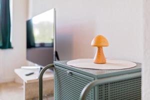 a mushroom on a plate on top of a television at Boarding & Monteur Apartment CMTZ in Chemnitz +23 photos