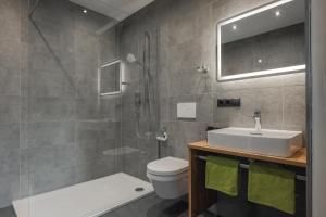 y baño con ducha, aseo y lavamanos. en Gasthof Pension Knapp, en Strass im Zillertal