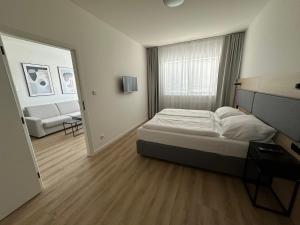 Un pat sau paturi într-o cameră la Hotel Kapitol