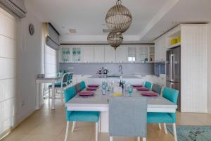 Kuchyň nebo kuchyňský kout v ubytování Prime Location Seaview Lux Apartment