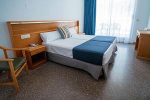 Postel nebo postele na pokoji v ubytování Hotel - Bungalows Don Juan Tossa