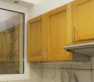 una cucina con armadi in legno in una camera di Elegant central apartment a Heraklion