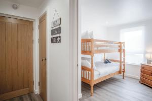 Ένα ή περισσότερα κρεβάτια σε δωμάτιο στο Beach View - 2 Bedroom Apartment - Llanelli