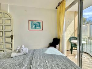 Łóżko lub łóżka w pokoju w obiekcie California Sweet Home
