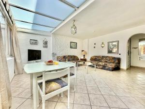 salon z kanapą i stołem w obiekcie California Sweet Home w Puerto de la Cruz +35 zdjęć