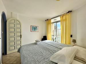 Łóżko lub łóżka w pokoju w obiekcie California Sweet Home