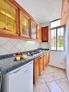 Kuchnia lub aneks kuchenny w obiekcie California Sweet Home