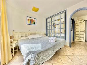 Łóżko lub łóżka w pokoju w obiekcie California Sweet Home