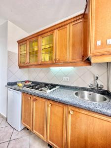 Kuchnia lub aneks kuchenny w obiekcie California Sweet Home