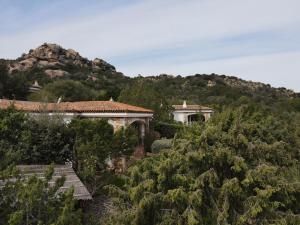 a house in the middle of a mountain at Domus Liscia di Vacca in Liscia di Vacca