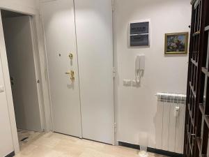 una porta bianca con un telefono sul muro di la casa di Selina a Chiavari Altre 8 foto