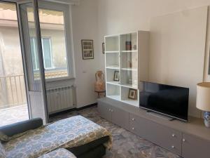 un soggiorno con TV su un comò di la casa di Selina a Chiavari