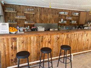un bancone in legno con due sgabelli in un bar di MERYAM SÜİT DELUXE a Side