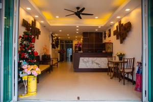 una sala de estar con un árbol de Navidad y una cocina en Q Victory Patong Hotel, en Patong Beach