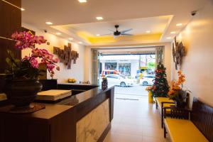 un restaurante con un mostrador con flores. en Q Victory Patong Hotel, en Patong Beach