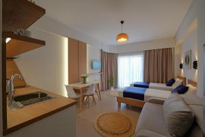 une chambre d'hôtel avec un lit et une salle à manger dans l'établissement Villa Pargua, à Borsh
