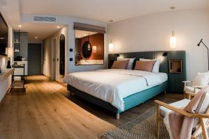 サロにあるA-ROSA Gardaseeのベッドルーム(大型ベッド1台付)、リビングルームが備わります。