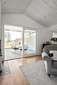 Χώρος καθιστικού στο Seaside Serenity, Modern Family Retreat
