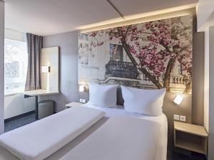 Llit o llits en una habitació de B&B Hotel Bonn-City