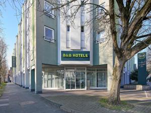 ein Gebäude mit einem bba-Hotel-Schild auf der Seite in der Unterkunft B&B Hotel Bonn-City in Bonn