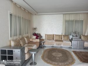 - un salon avec un canapé et une table dans l'établissement The warm place, à Skhirat
