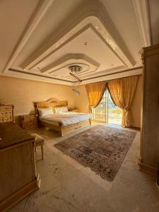 duża sypialnia z łóżkiem i dużym oknem w obiekcie The warm place w mieście Skhirat
