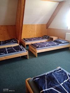 Katil atau katil-katil dalam bilik di Penzion Athena