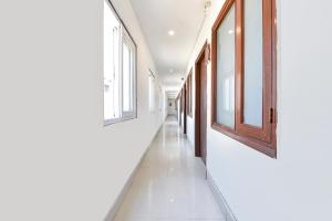 pusty korytarz w szpitalu z oknami w obiekcie FabExpress Central Plaza w mieście Dehradun