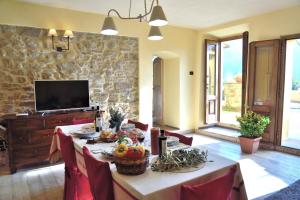 ein Esszimmer mit einem Tisch mit Essen drauf in der Unterkunft Comfortable apartment in the heart of the Tuscan countryside in Pulicciano