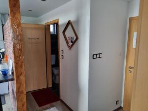 a hallway with a door leading to a bathroom at Privatunterkunft Straubing in Straubing