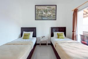 Кровать или кровати в номере Urbanview Hotel Rasa Sayang Beach Tanjung Benoa Bali