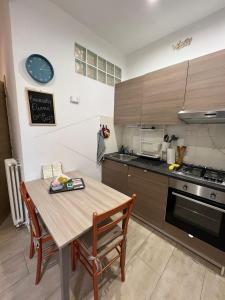 una cucina con un tavolo di legno e una stufa di Casapiccy a Torino